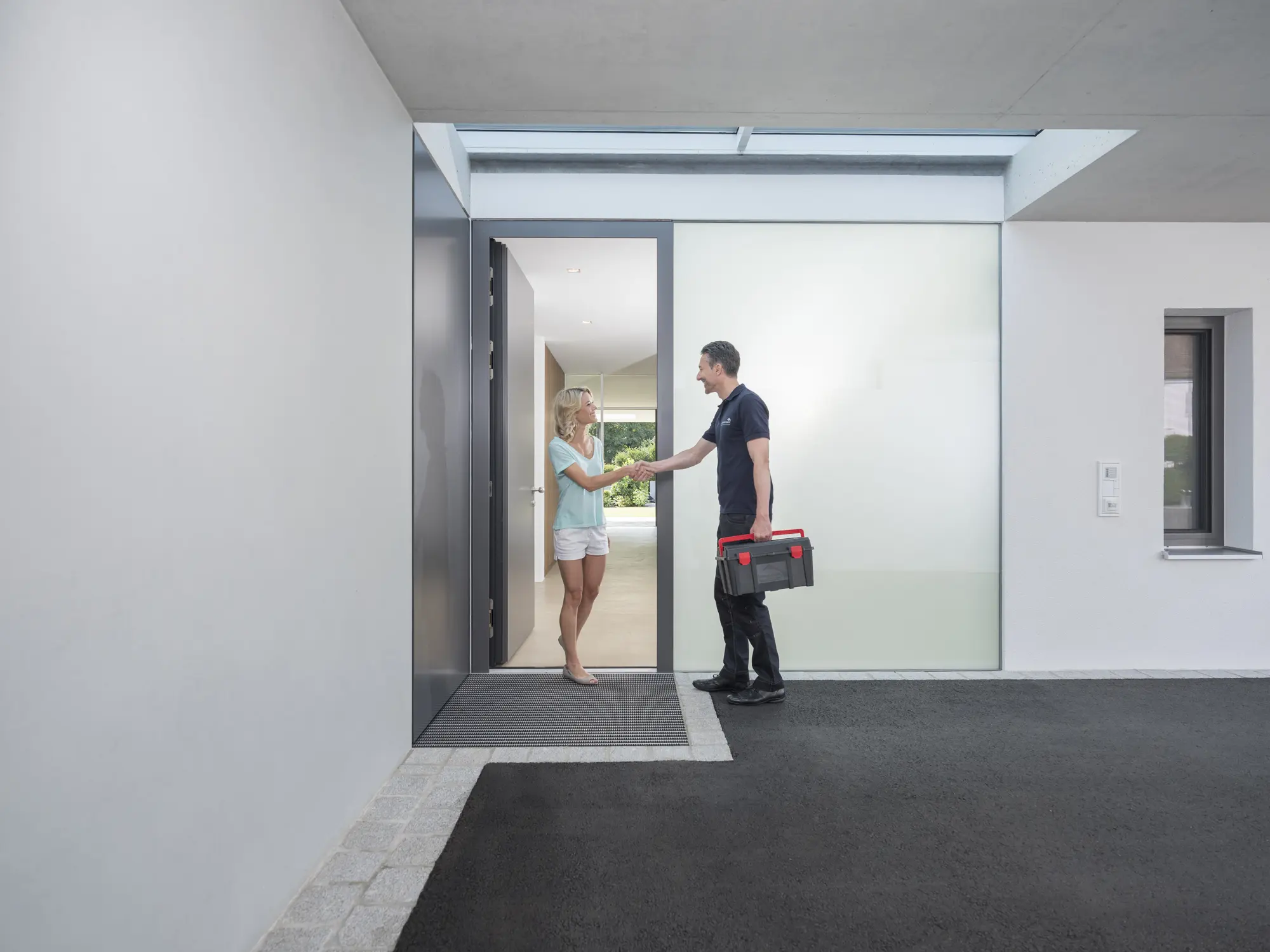 Kombination aus Fenster- und Türlösung in Aarau