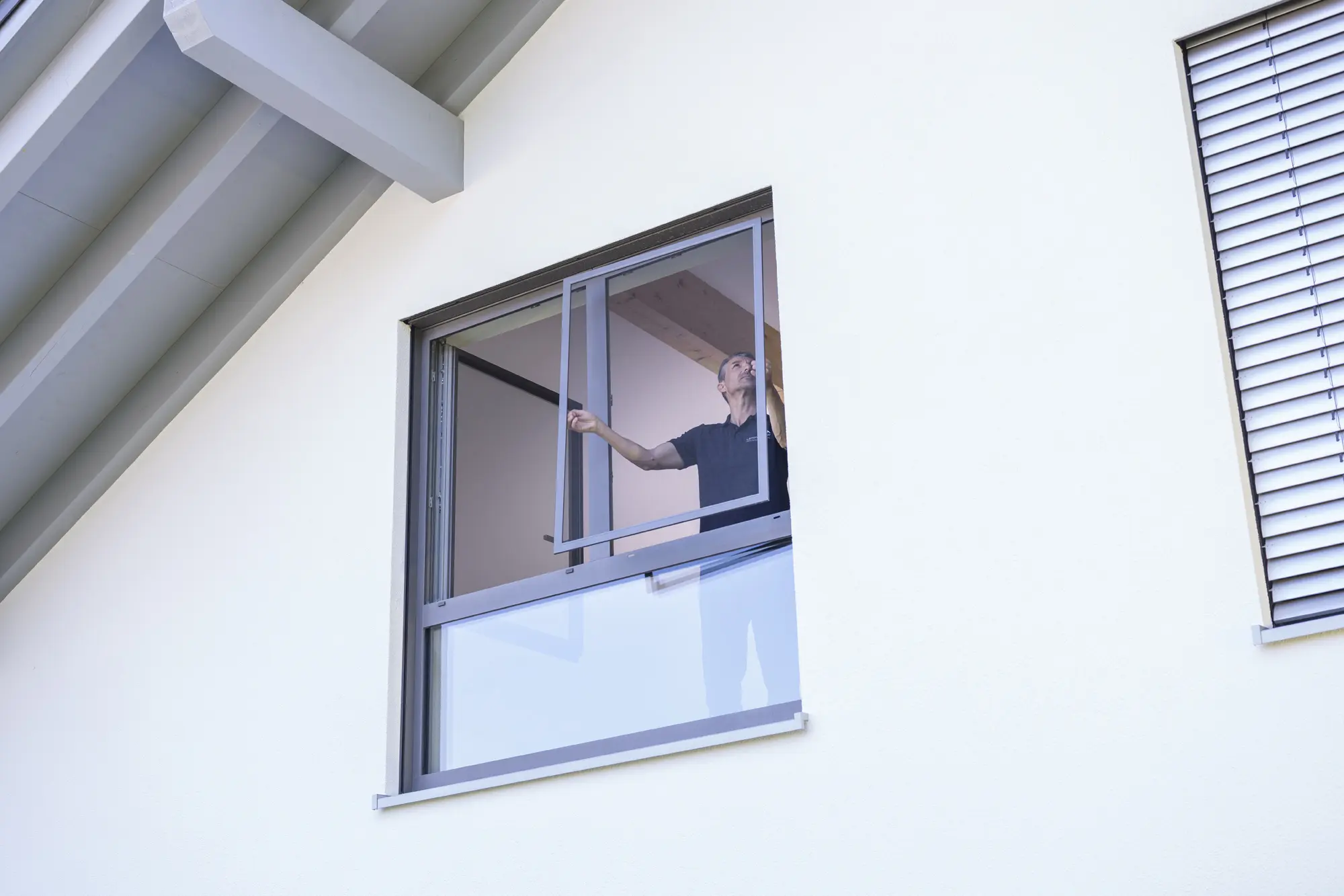 Insektengitter Kanton Zug bohrfrei am Fensterrahmen montiert