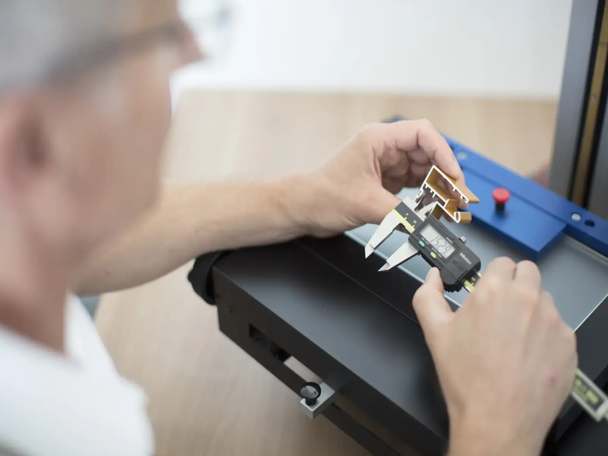 Herstellung in der Schweiz: Fliegengitter nach Mass in Däniken