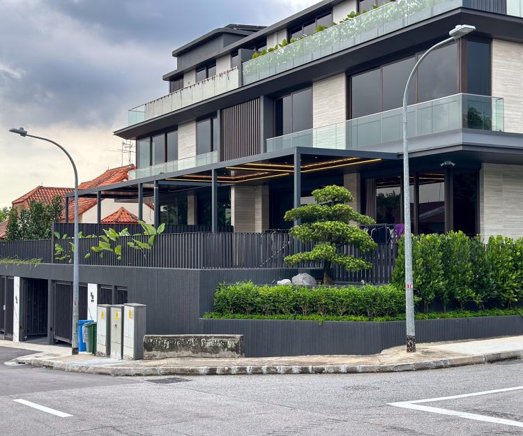 Moderne bioklimatische Pergola mit verstellbaren Lamellen und innovativen Funktionen Moderne bioklimatische Pergola mit verstellbaren Lamellen (0°, 45°, 90°, 130°), isolierten Lamellen für Hitze- und Kälteschutz, ausgestattet mit Zypsystemen, Plissee und dimmbarer LED-Beleuchtung – ideal für Terrassen und Gärten.