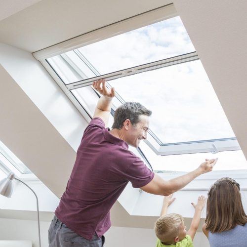 Fliegengitter Schlossrued – Dachfenster-Plissee flexibel positionierbar